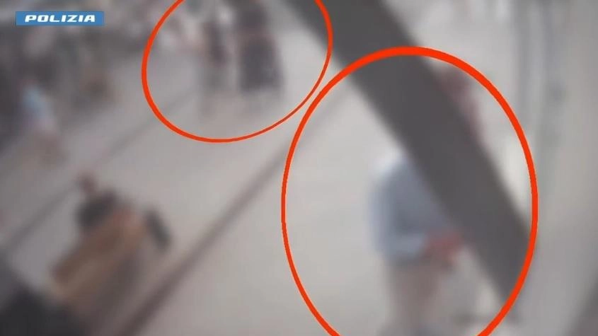 Dai video si vedono i quattro giovani che pedinano la coppia che entra in gioielleria Dai video si vedono i quattro giovani che pedinano la coppia che entra in gioielleria