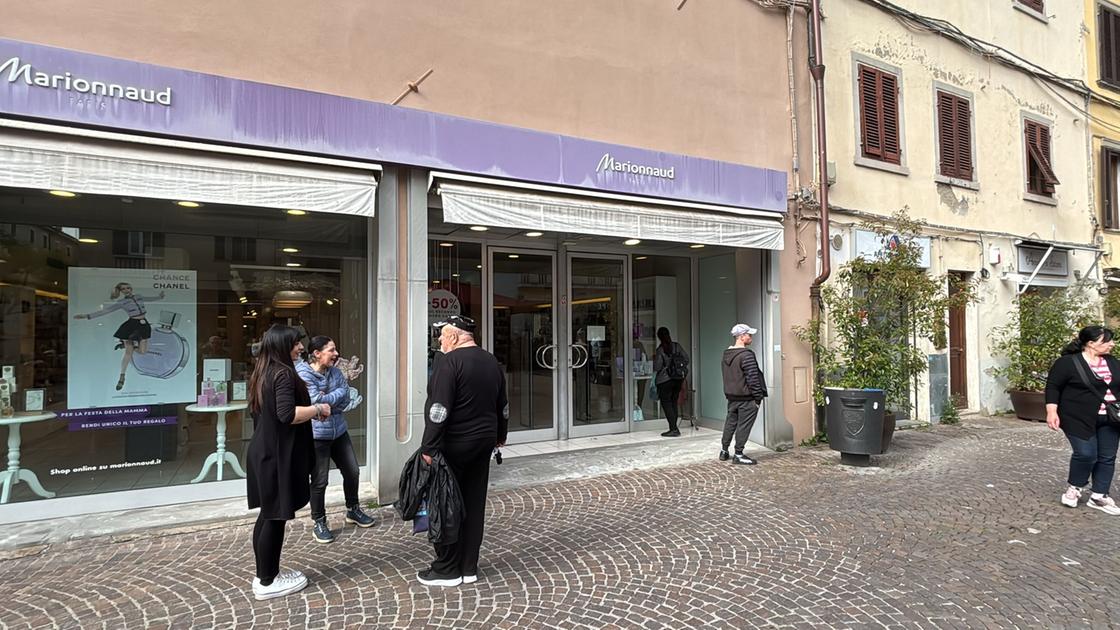 rapina choc chiede soldi alla commessa poi le rompe una bottiglia in testa