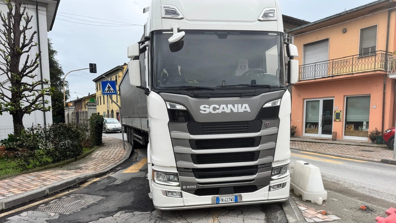 Un camion quasi incastrato nella realizzanda rotatoria di Lunata Un camion quasi incastrato nella realizzanda rotatoria di Lunata