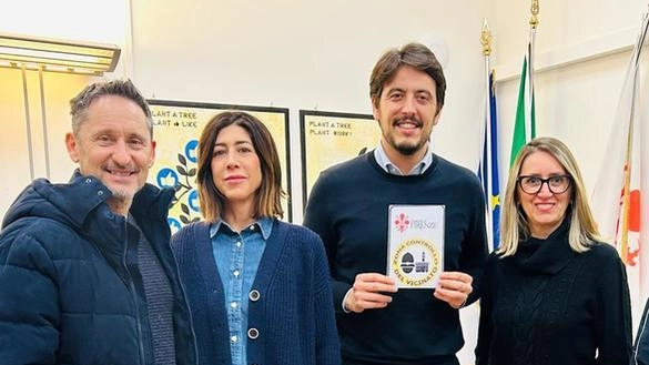 Arriveranno anche in piazza Edison i piccoli cartelli rettangolari su sfondo bianco, con un cerchio giallo con all’interno il casco... Arriveranno anche in piazza Edison i piccoli cartelli rettangolari su sfondo bianco, con un cerchio giallo con all’interno il casco...