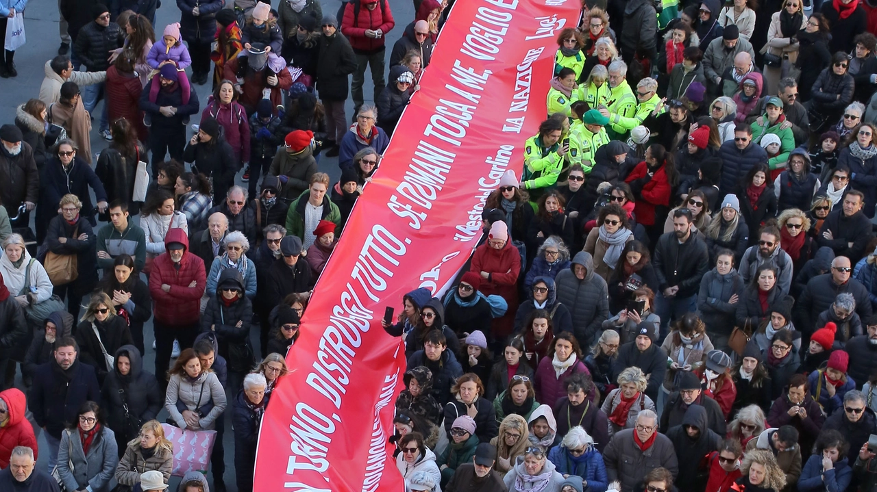 Giornata internazionale contro la violenza sulle donne: iniziativa promossa da Qn, La Nazione, Il Resto del Carlino e Il Giorno in piazza della Signoria (Foto Marco Mori/New Press Photo)