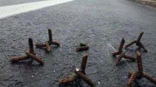 Allarme chiodi sulla strada che porta alla scuola Sant’Andrea. La scoperta è stata fatta ieri mattina. Sul posto le forze dell’ordine Allarme chiodi sulla strada che porta alla scuola Sant’Andrea. La scoperta è stata fatta ieri mattina. Sul posto le forze dell’ordine