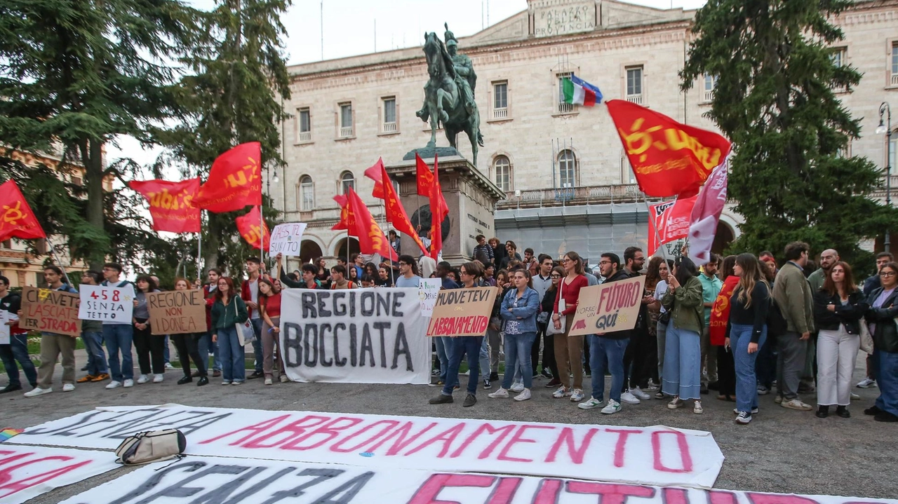 Studenti di Link Perugia lanciano l'allarme per il grave taglio al Fondo finanziario ordinario delle università statali, mettendo a rischio la stabilità economica degli atenei e la qualità dell'istruzione pubblica. Studenti di Link Perugia lanciano l'allarme per il grave taglio al Fondo finanziario ordinario delle università statali, mettendo a rischio la stabilità economica degli atenei e la qualità dell'istruzione pubblica.