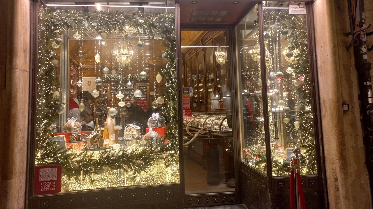 Una cascata di luci e di globi colorati per la vetrina super natalizia della storica pasticceria Sandri di corso Vannucci.... Una cascata di luci e di globi colorati per la vetrina super natalizia della storica pasticceria Sandri di corso Vannucci....