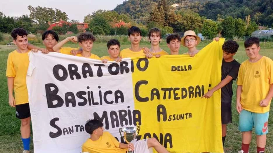 I ragazzi della parrocchia di Santa Maria che si sono imposti nel torneo di calcio che si è disputato quest’anno a Romito Magra I ragazzi della parrocchia di Santa Maria che si sono imposti nel torneo di calcio che si è disputato quest’anno a Romito Magra