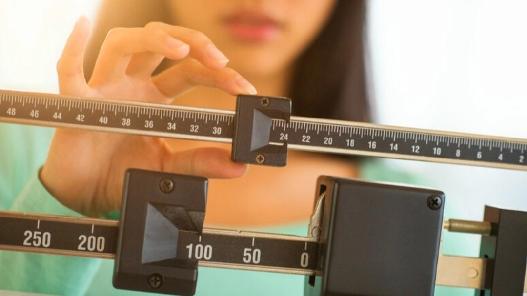 Chi è in sovrappeso scambia il segnale della sete con quello della fame. Ecco alcuni consigli su cosa e quanto mangiare per perdere peso ed evitare l'invecchiamento precoce