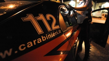 Pestato e lasciato per strada. Rissa tra giovani nella notte. Un 19enne finisce in ospedale