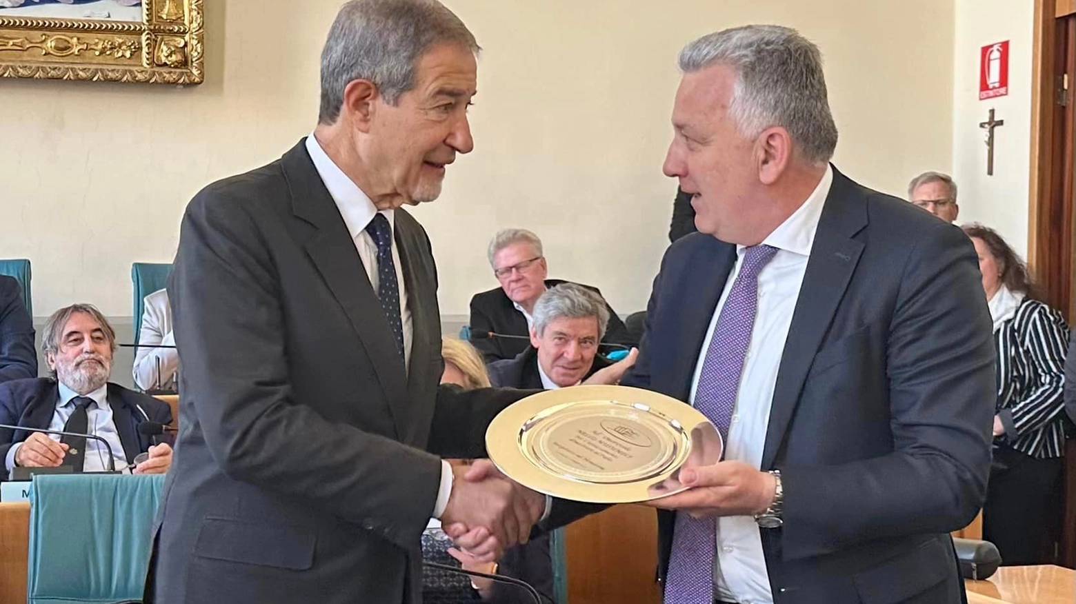 Il ministro Musumeci riceva la targa dal sindaco Peracchini
