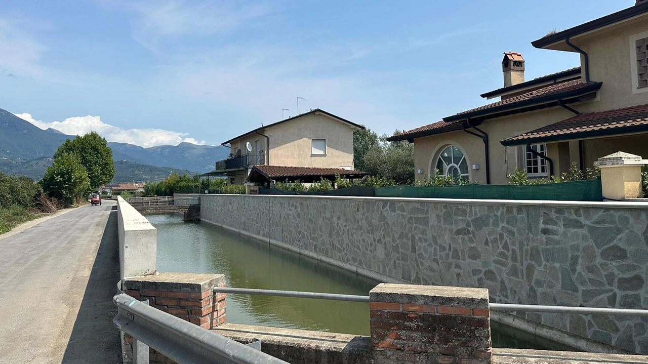 Il Canale Acque Alte Bagno in via Arginvecchio a Capezzano Pianore Il Canale Acque Alte Bagno in via Arginvecchio a Capezzano Pianore