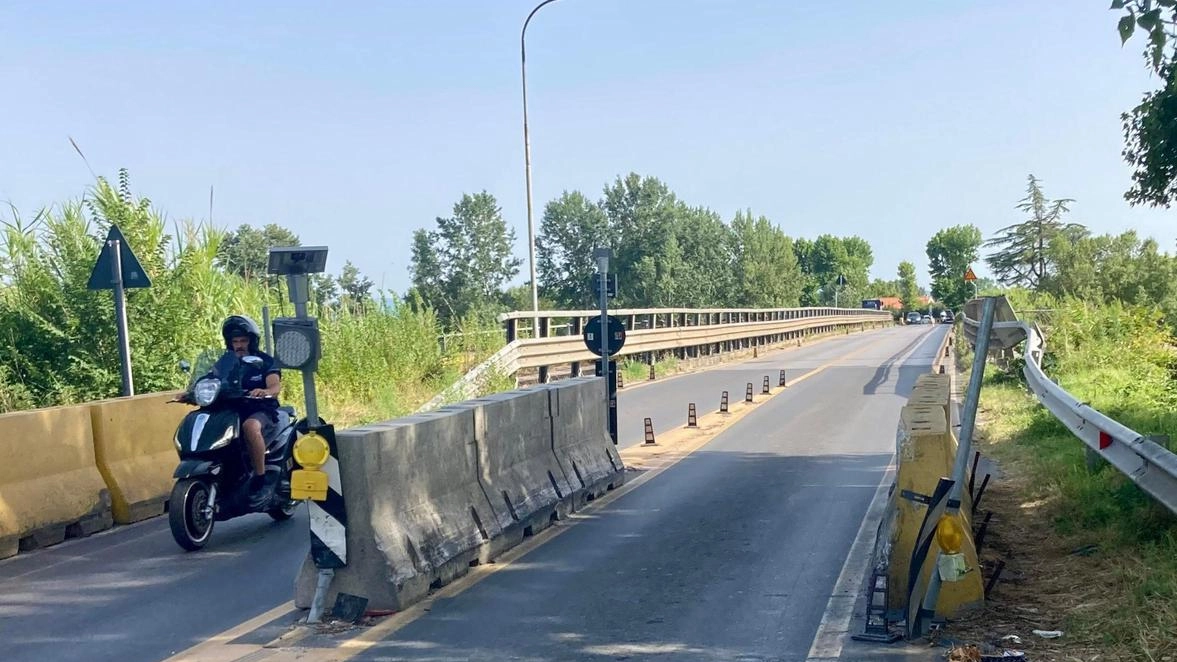 Il Ponte della Botte di Calcinaia è stato. chiuso in entrambi i sensi per i lavori di consolidamento (foto d’archivio) Il Ponte della Botte di Calcinaia è stato. chiuso in entrambi i sensi per i lavori di consolidamento (foto d’archivio)