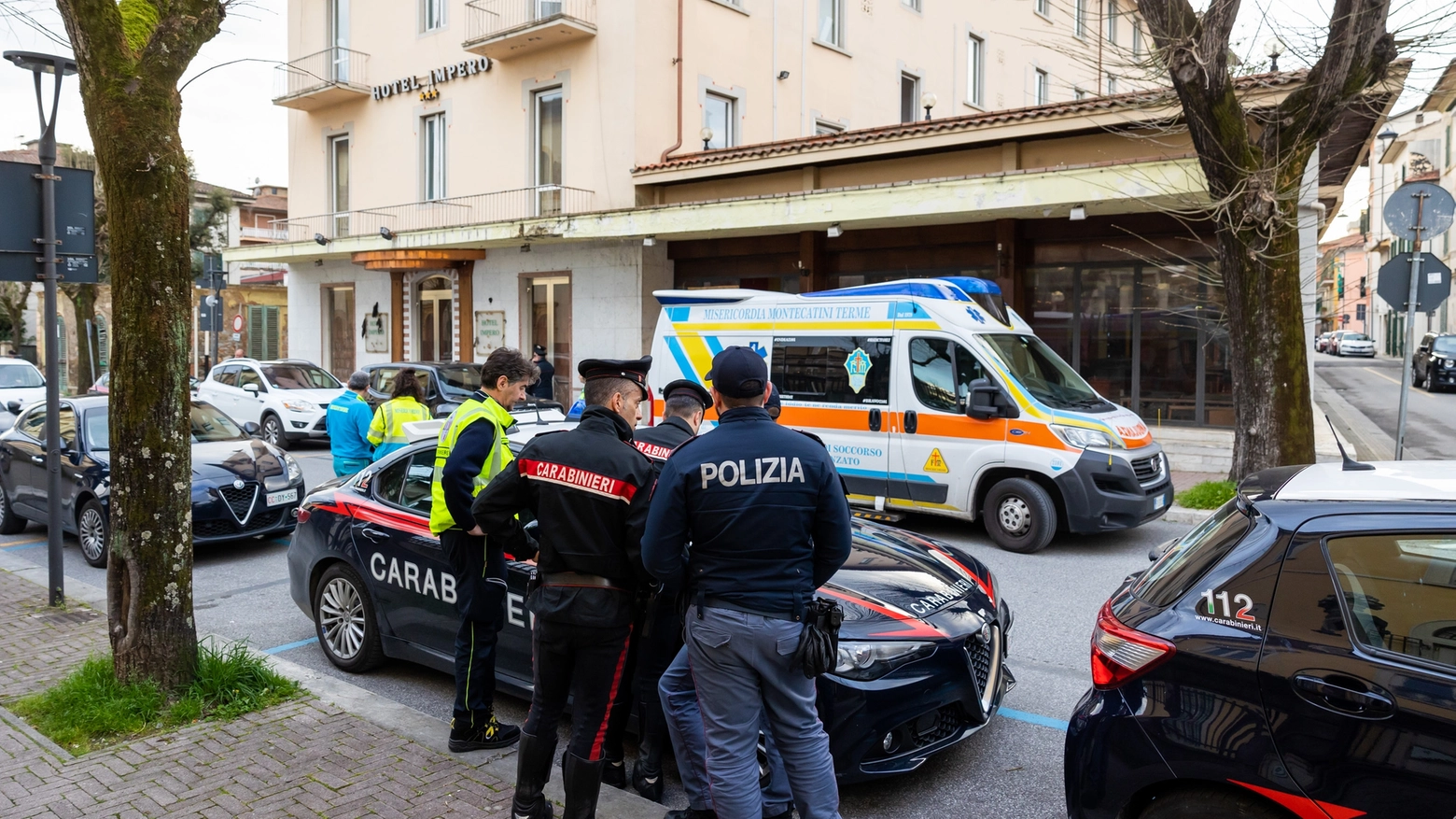 Forze dell'ordine e soccorritori davanti all'hotel Impero (Foto Goiorani)