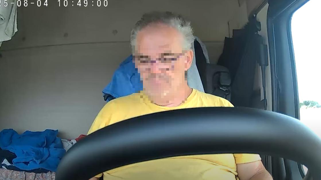 il video del camionista 10 minuti prima dell8217incidente in a1 lo sguardo si abbassa cosa si vede e come 232 finito online