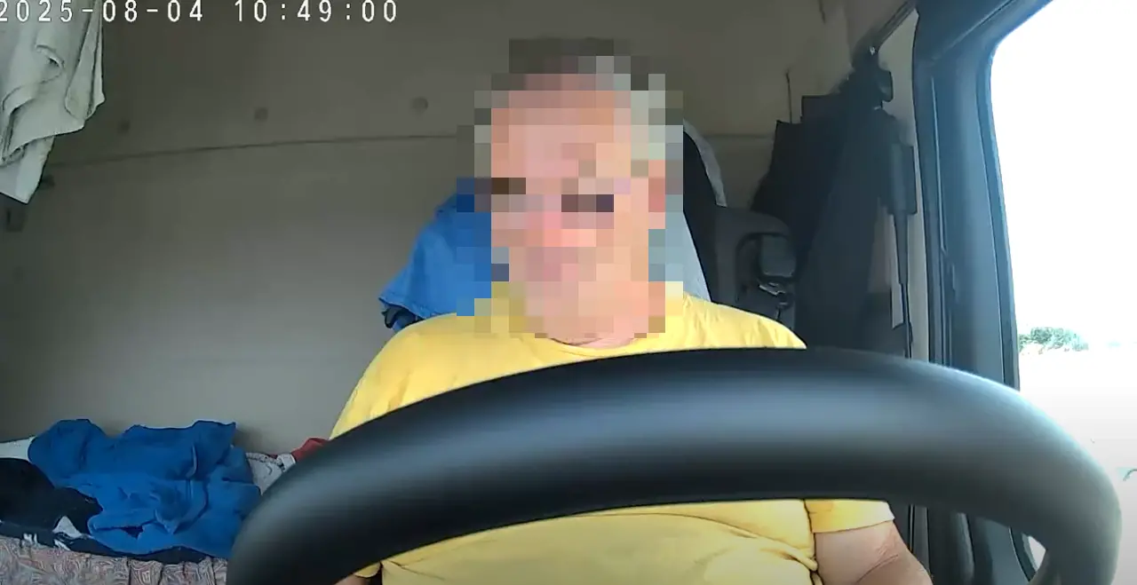 Il video del camionista 10 minuti prima dell’incidente in A1: lo sguardo si abbassa. Cosa si vede e come è finito online?