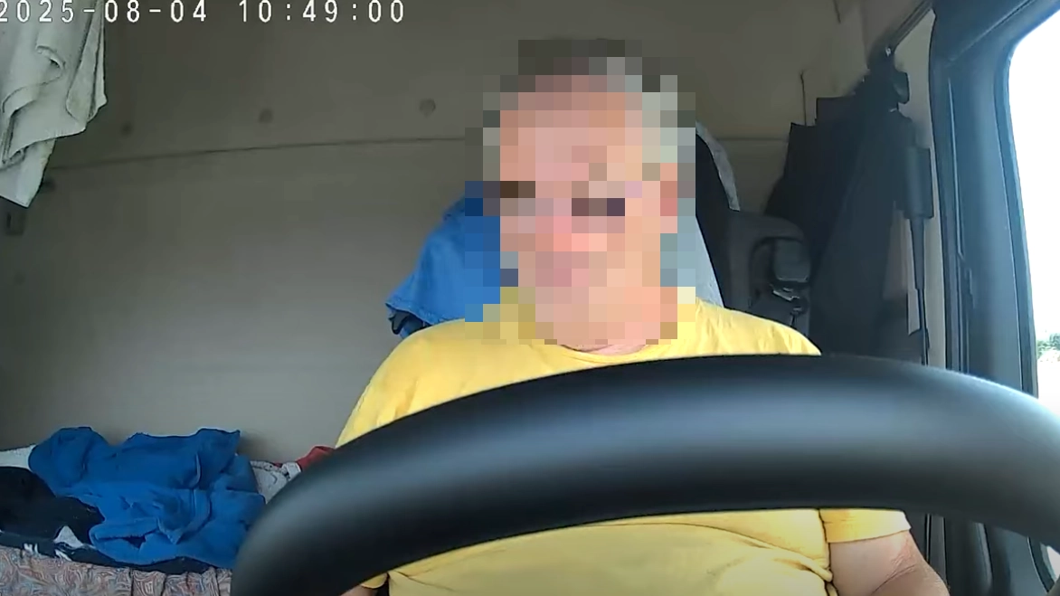 Il video del camionista 10 minuti prima dell’incidente in A1: lo sguardo si abbassa. Cosa si vede e come è finito online?