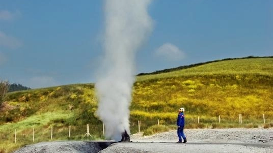 Il vapore geotermico che esce dalla terra in un paesaggio tipico di Larderello Il vapore geotermico che esce dalla terra in un paesaggio tipico di Larderello