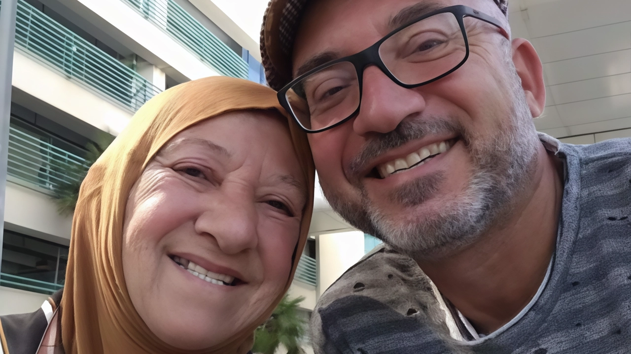 Emad Shuman insieme alla madre arrivata in Italia dopo la fuga da Beirut Emad Shuman insieme alla madre arrivata in Italia dopo la fuga da Beirut