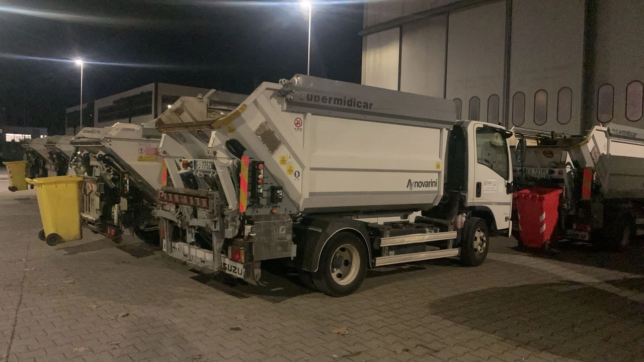 Un mezzo della Sea, azienda dove lavora l’operatore ecologico che è stato aggredito (foto Umicini) Un mezzo della Sea, azienda dove lavora l’operatore ecologico che è stato aggredito (foto Umicini)