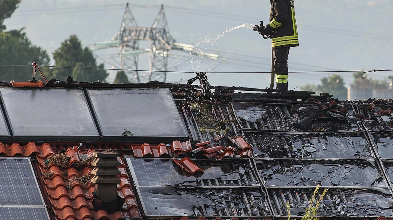 Sommario: A Montaione tre famiglie ancora senza casa dopo l'incendio, ospitate temporaneamente in una Rsa. Publicasa stima tempi e costi per la riparazione. Sommario: A Montaione tre famiglie ancora senza casa dopo l'incendio, ospitate temporaneamente in una Rsa. Publicasa stima tempi e costi per la riparazione.