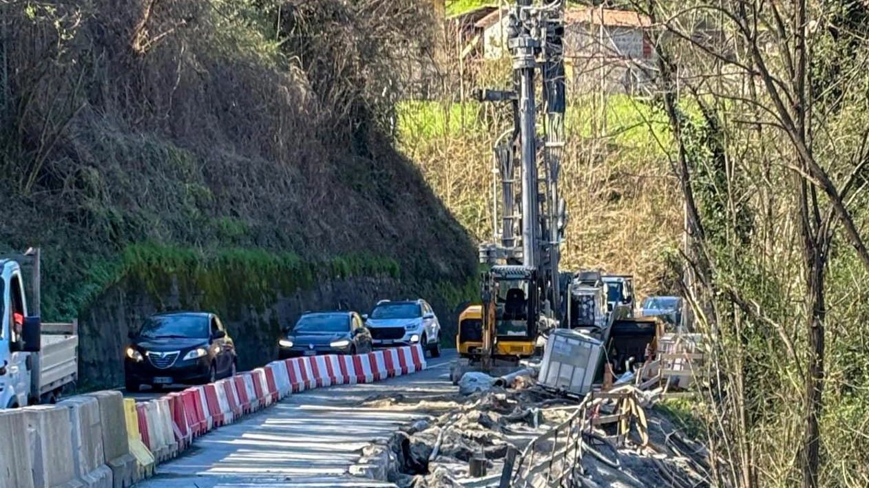 Una delle strade della Garfagnana interessata dal cedimento stradale a causa del maltempo