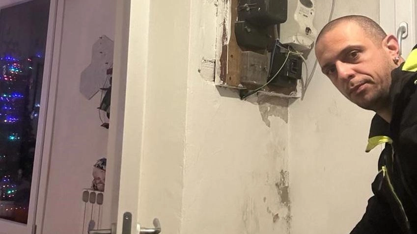 Giacomo Esposito mostra il livello dell’acqua e dell’umidità Questa volta è salito a trenta centimetri Giacomo Esposito mostra il livello dell’acqua e dell’umidità Questa volta è salito a trenta centimetri