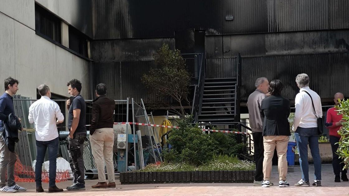 Incendio nella notte. Danni alle Generali e alla biblioteca Pecci. Viste due persone