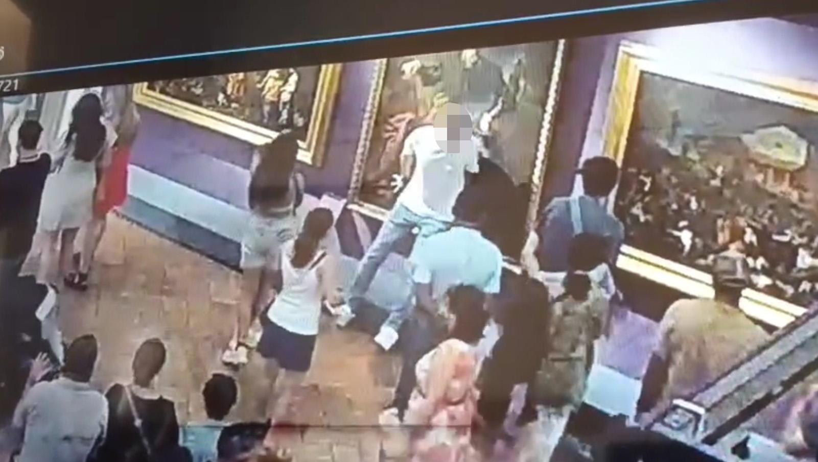 In posa per i social, ’frana’ su tela del ’700. Il direttore Verde: "Adesso basta selfie" In posa per i social, ’frana’ su tela del ’700. Il direttore Verde: "Adesso basta selfie"