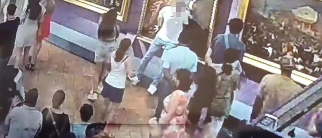 In posa per i social, ’frana’ su tela del ’700. Il direttore Verde: "Adesso basta selfie"