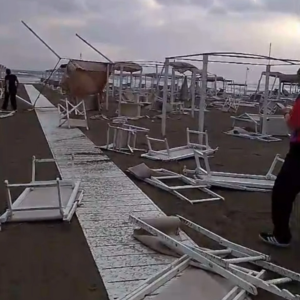 La tromba d'aria a Fiumetto, danni agli stabilimenti balneari (Foto Daniele Taccola)