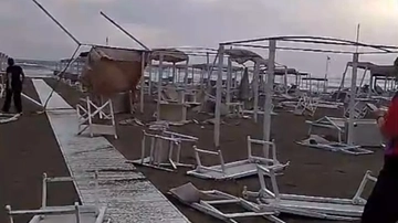 Tromba d’aria a Fiumetto, ondata di maltempo in Versilia: danni agli stabilimenti balneari