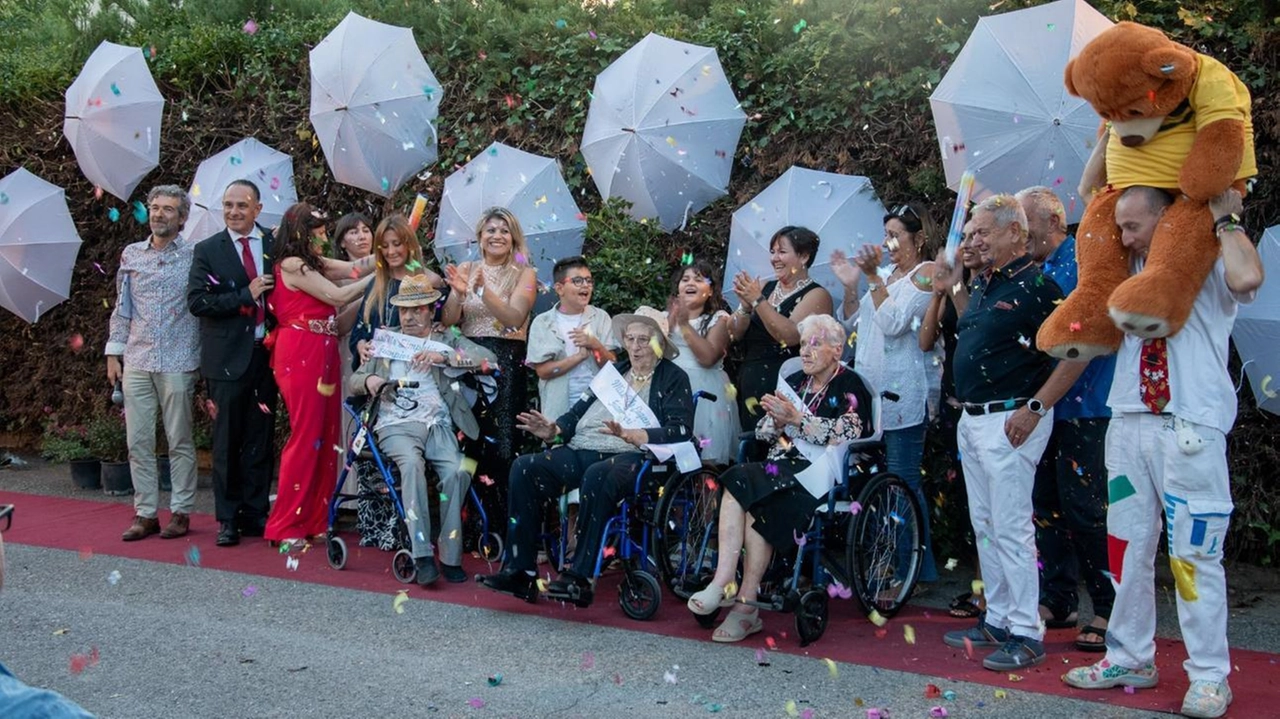 La sfilata di moda organizzata dalla Rsa Giampieri di Ponsacco. In passerella gli ospiti della struttura La sfilata di moda organizzata dalla Rsa Giampieri di Ponsacco. In passerella gli ospiti della struttura