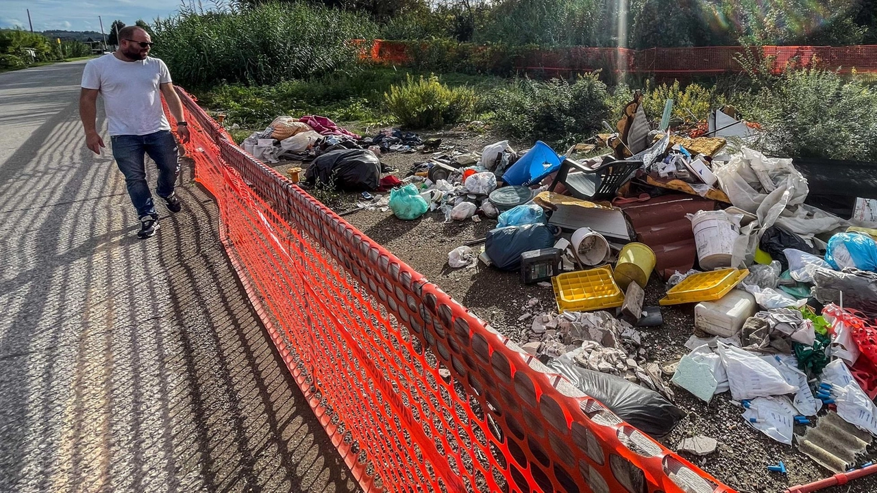 In via delle Draghe si è formata una discarica a cielo aperto (Gasperini/Germogli) In via delle Draghe si è formata una discarica a cielo aperto (Gasperini/Germogli)