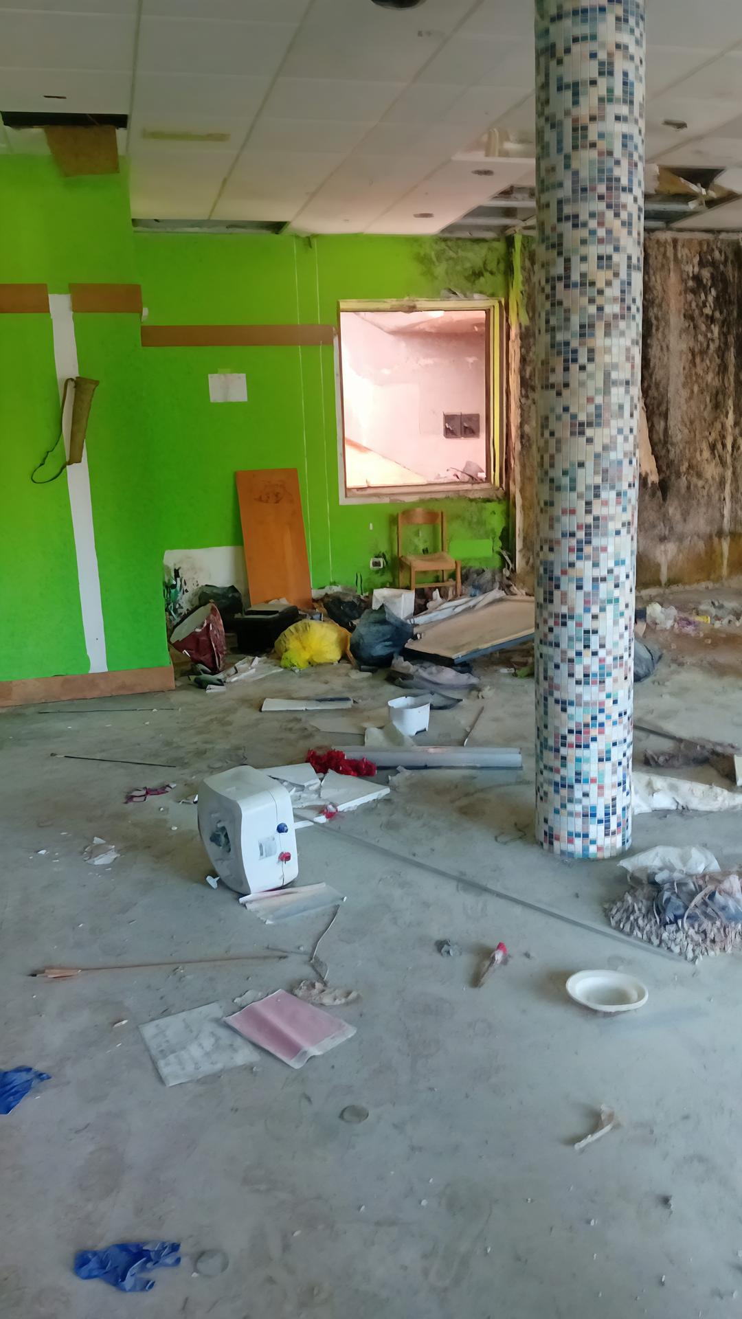 L’incubo del Palazzo rosa. Petizione per abbatterlo: "Altri fondi occupati"
