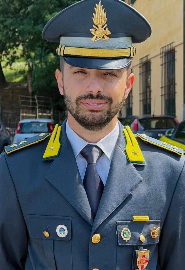 https://www.lanazione.it/image-service/view/acePublic/alias/contentid/MDFmNDUxYzMtY2MzNi00/0/guardia-di-finanza-arriva-simone-papetti.jpeg?f=1.91:1&w=1200
