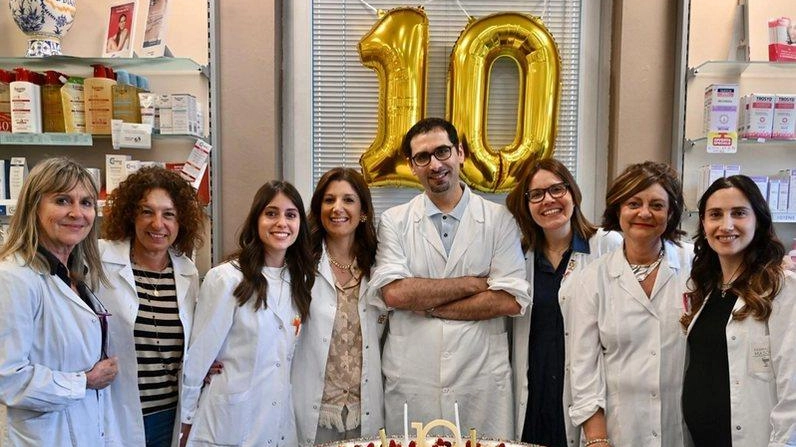 Foto di gruppo con torta alla farmacia Masoni (foto Alcide) Foto di gruppo con torta alla farmacia Masoni (foto Alcide)