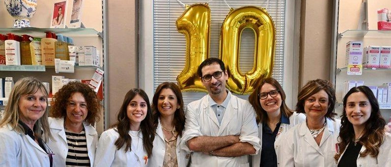 Farmacia Masoni in festa. Dieci anni e tre generazioni