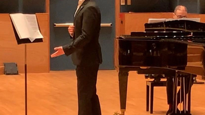 Michelangelo Fattori durante un’audizione e con il Coro (è il secondo in piedi da destra) che ha cantato a Lajatico, insieme al Maestro Domingo Michelangelo Fattori durante un’audizione e con il Coro (è il secondo in piedi da destra) che ha cantato a Lajatico, insieme al Maestro Domingo
