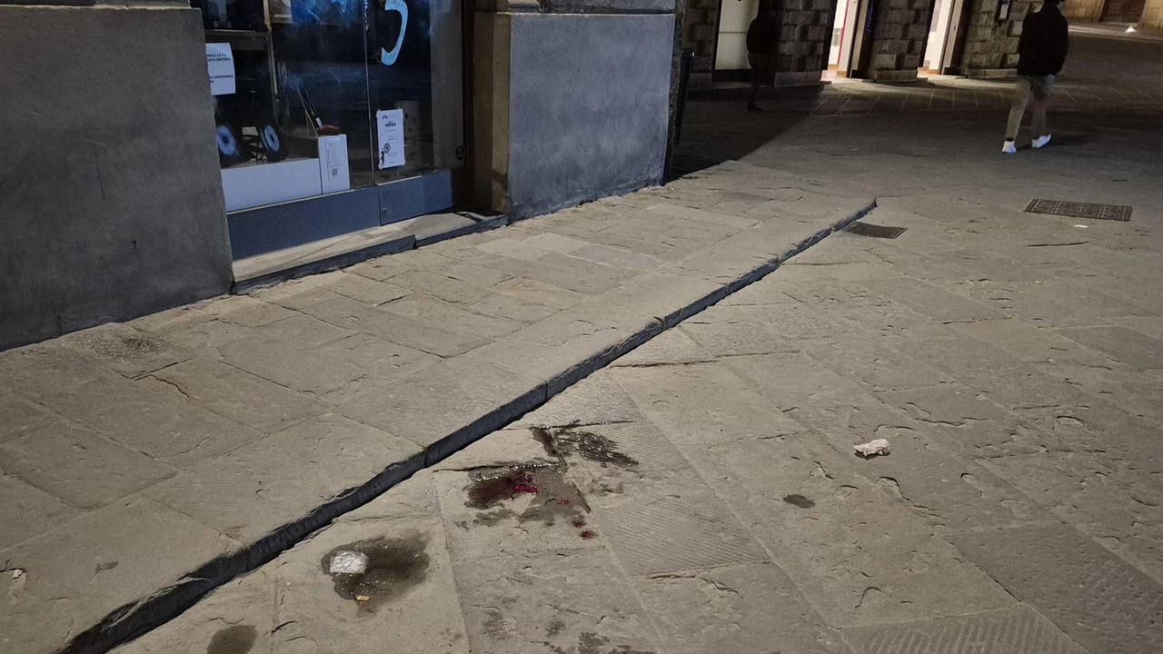 Usato anche spray al peperoncino. Identificate alcune persone. Città sotto choc