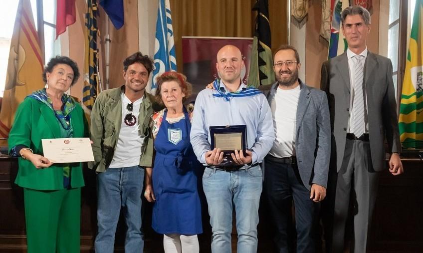 https://www.lanazione.it/image-service/view/acePublic/alias/contentid/MDI0MzgxMzktNWE2Zi00/0/concorso-a-tavola-con-il-nobile-il-trionfo-della-contrada-di-cagnano.jpeg?f=1.91:1&w=1200