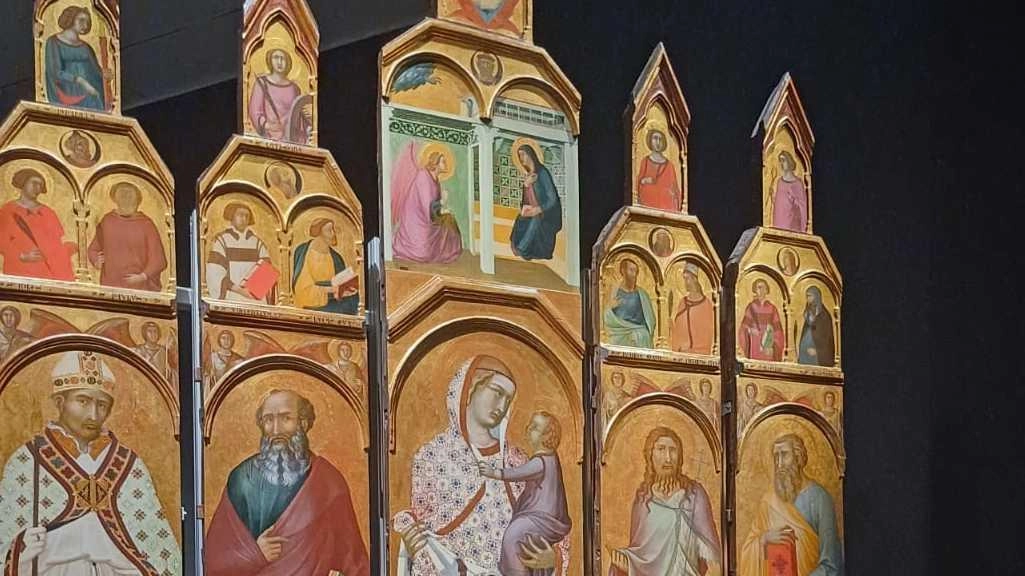 Il polittico di Pietro Lorenzetti durante la mostra a New York Il polittico di Pietro Lorenzetti durante la mostra a New York