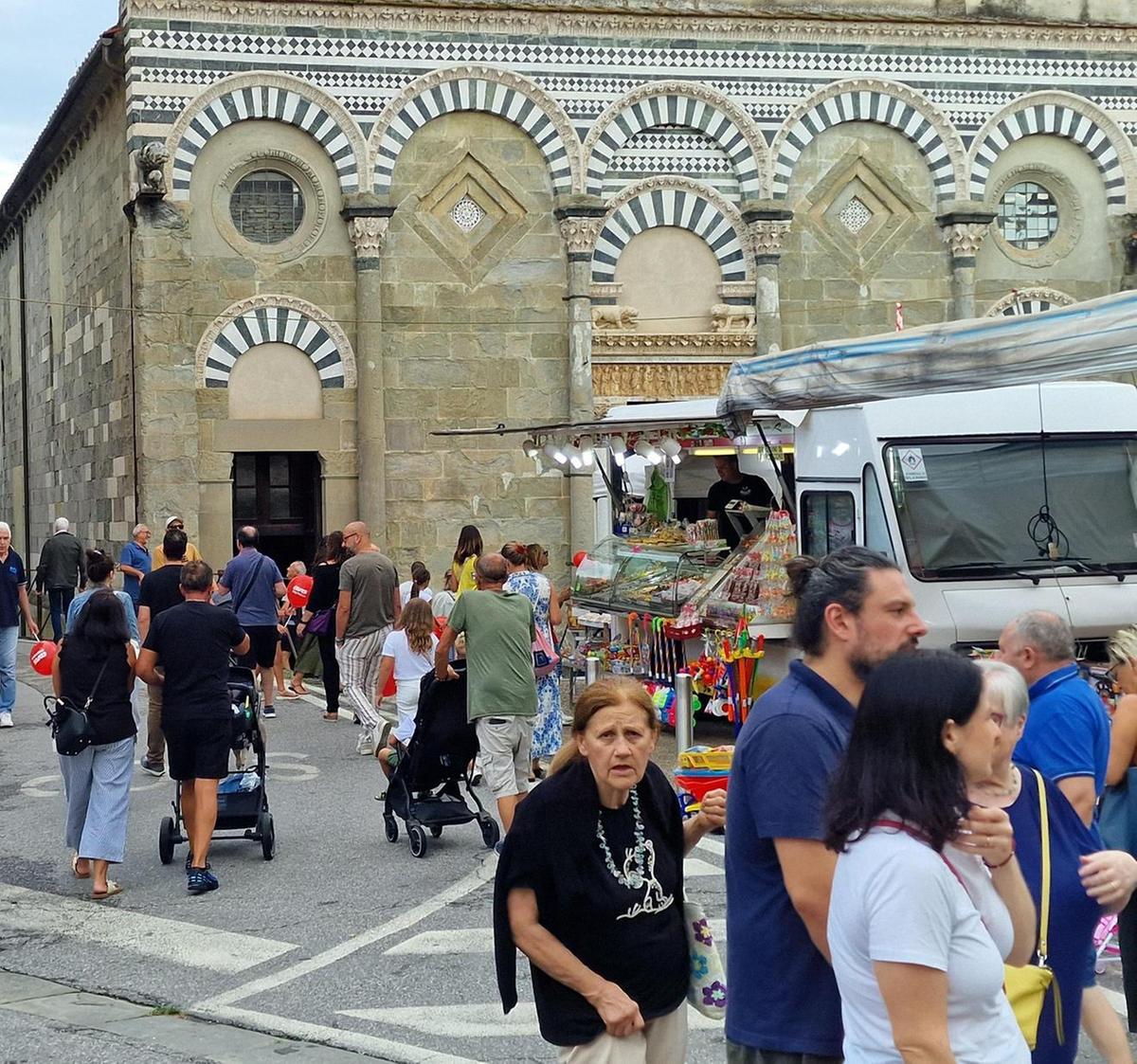 Che folla per San Bartolomeo. Tra benedizioni, giochi e ’pippi’ Che folla per San Bartolomeo. Tra benedizioni, giochi e ’pippi’