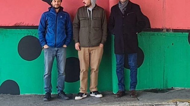 Il sindaco di Lastra a Signa Emanuele Caporaso durante il sopralluogo all’opera di street art ’Ultra fiori’, dipinta dallo street artist Mr G alla stazione ferroviaria