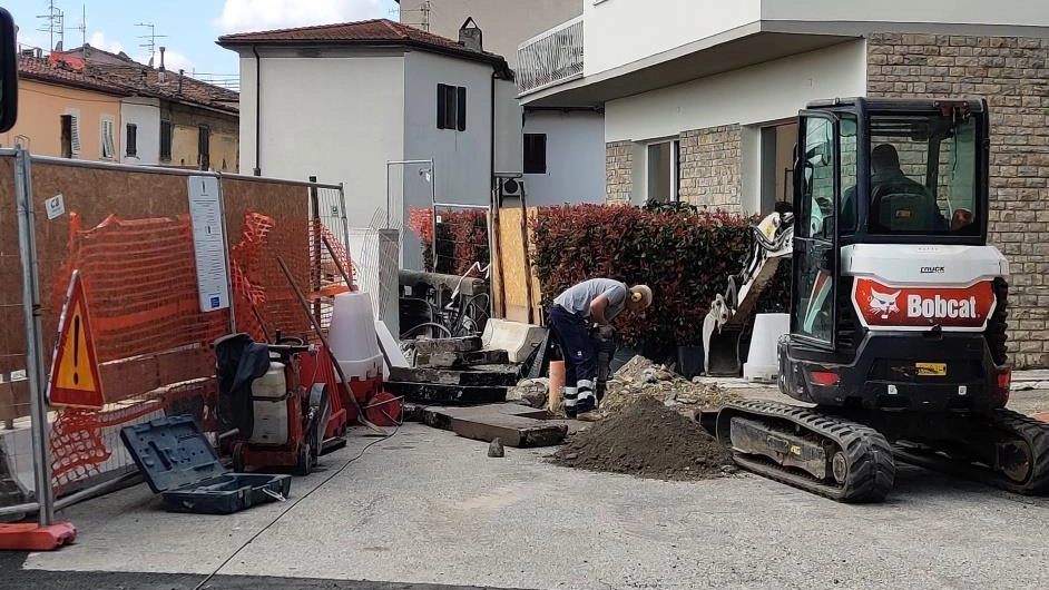 Un’immagine del cantiere allestito dal 23 ottobre 2024 a Pontenuovo, per il consolidamento del ponte sulla Bure. La riapertura era stata annunciata per ieri, 28 marzo, ma slitta ancora e stavolta senza un termine