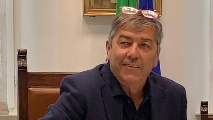 Mannaia sulle serate nei bagni, nuova ordinanza: solo 5 eventi con musica Mannaia sulle serate nei bagni, nuova ordinanza: solo 5 eventi con musica