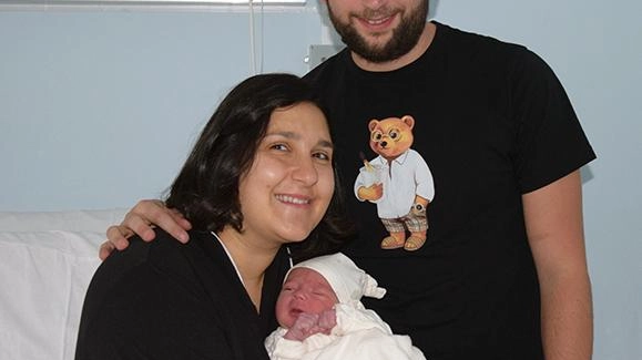 Si chiama Ettore, come l’eroe della mitologia greca, figlio del re di Troia, Priamo. Ed è il primo bambino... Si chiama Ettore, come l’eroe della mitologia greca, figlio del re di Troia, Priamo. Ed è il primo bambino...