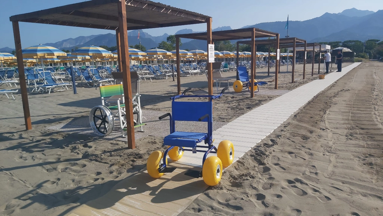 La spiaggia di Marina di Massa La spiaggia di Marina di Massa