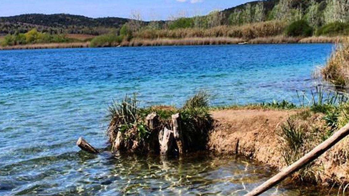 Un’immagine del lago dell’Accesa La scorsa estate la zona è stata una meta raggiunta da molti turisti Forse troppi Un’immagine del lago dell’Accesa La scorsa estate la zona è stata una meta raggiunta da molti turisti Forse troppi