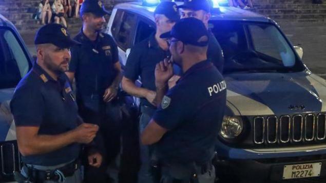 Viareggio, paura per un gruppo che si presenta in piazza: «Avevano i caschi in testa e mazze» Viareggio, paura per un gruppo che si presenta in piazza: «Avevano i caschi in testa e mazze»