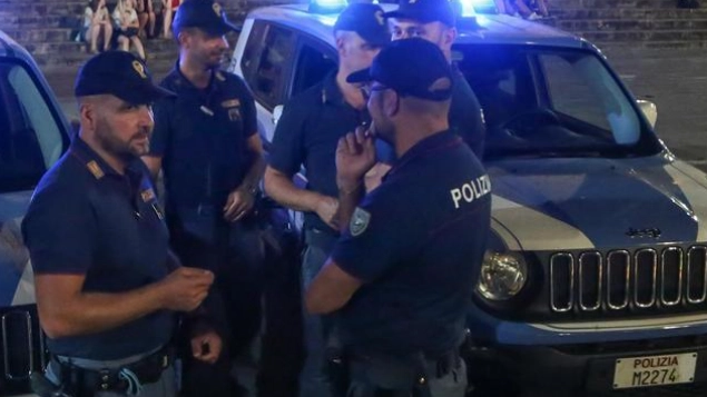 Polizia in una foto di repertorio. Si indaga sul gruppo di ragazzi armati che è stato visto in piazza e che poi si è dileguato senza incidenti Polizia in una foto di repertorio. Si indaga sul gruppo di ragazzi armati che è stato visto in piazza e che poi si è dileguato senza incidenti