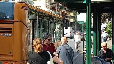 Una fermata dell’autobus in città