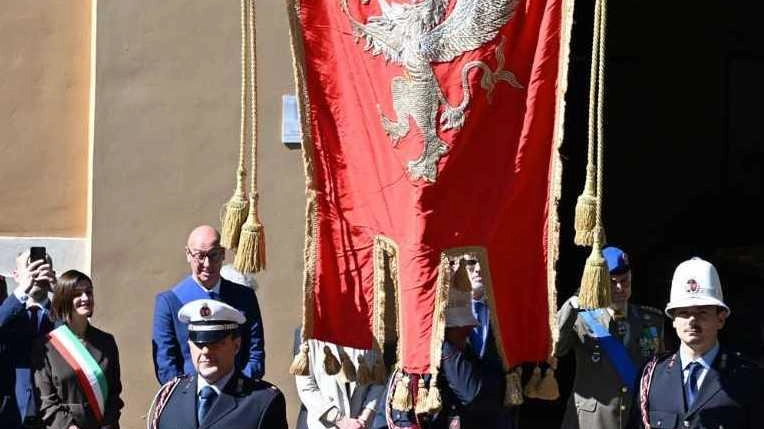 Cerimonia alla sala dei Notari, nel pomeriggio, con la sindaca Ferdinandi che ha consegnato una copia della Costituzione Italiana ai...